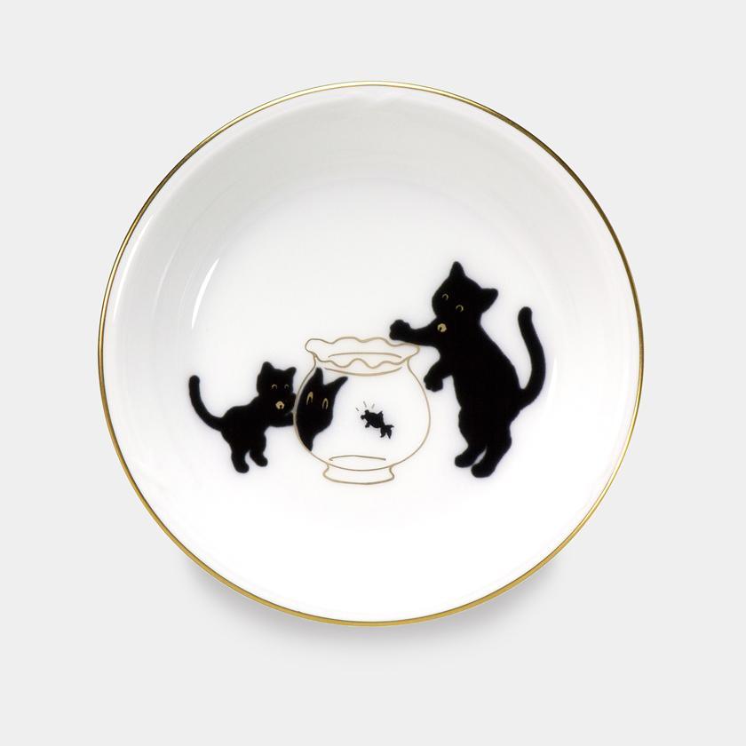 黒猫置物　陶器製　縁起物　2匹 大倉陶園 『黒猫親子』-縁起物語- 豆皿その2「金魚」【磁器】 ｜ARTISAN