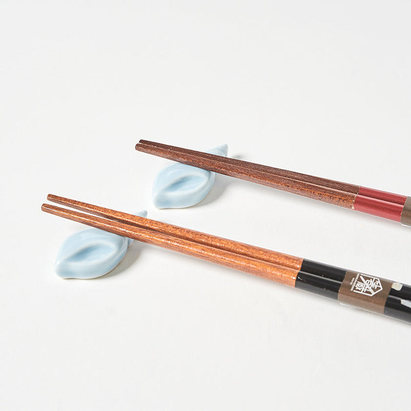 [Chopsticks and Chopstick Rest] SHELLED SHIORI a Pair of Mother of pearl decorated Chopsticks with light blue shell shaped Chopstick rests | Wakasa Lacquerware| MATSUKAN