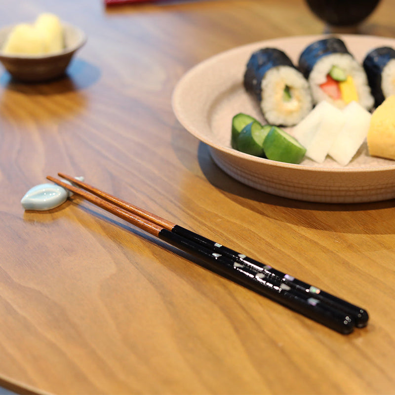 [Chopsticks and Chopstick Rest] SHELLED SHIORI a Pair of Mother of pearl decorated Chopsticks with light blue shell shaped Chopstick rests | Wakasa Lacquerware| MATSUKAN