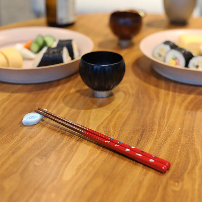 [Chopsticks and Chopstick Rest] SHELLED SHIORI a Pair of Mother of pearl decorated Chopsticks with light blue shell shaped Chopstick rests | Wakasa Lacquerware| MATSUKAN