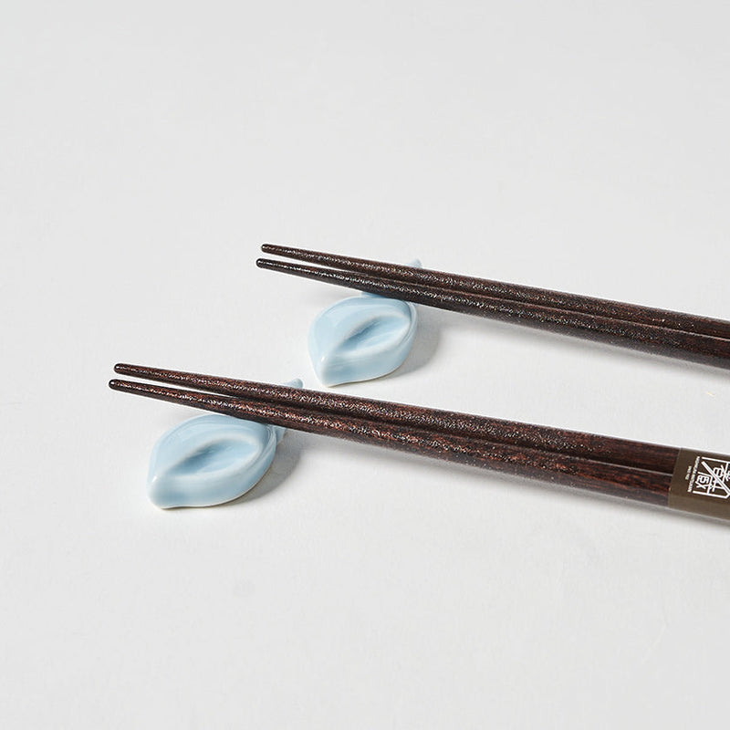 [Chopsticks and Chopstick Rest] RADEN CHECKERED a Pair of Mother of pearl decorated Chopsticks with light blue shell shaped Chopstick rests | Wakasa Lacquerware| MATSUKAN