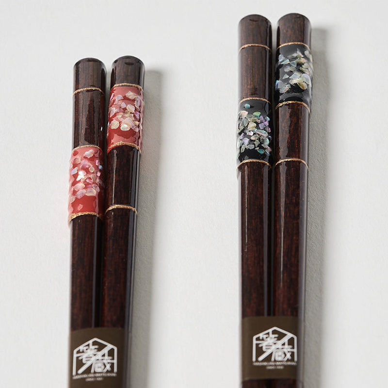 [Chopsticks and Chopstick Rest] RADEN CHECKERED a Pair of Mother of pearl decorated Chopsticks with light blue shell shaped Chopstick rests | Wakasa Lacquerware| MATSUKAN