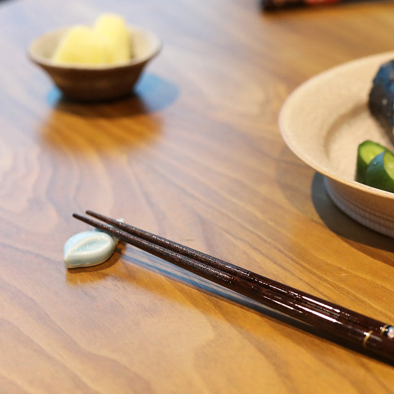 [Chopsticks and Chopstick Rest] RADEN CHECKERED a Pair of Mother of pearl decorated Chopsticks with light blue shell shaped Chopstick rests | Wakasa Lacquerware| MATSUKAN