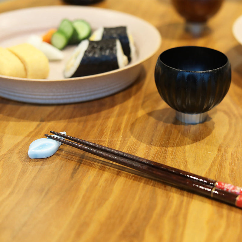 [Chopsticks and Chopstick Rest] RADEN CHECKERED a Pair of Mother of pearl decorated Chopsticks with light blue shell shaped Chopstick rests | Wakasa Lacquerware| MATSUKAN