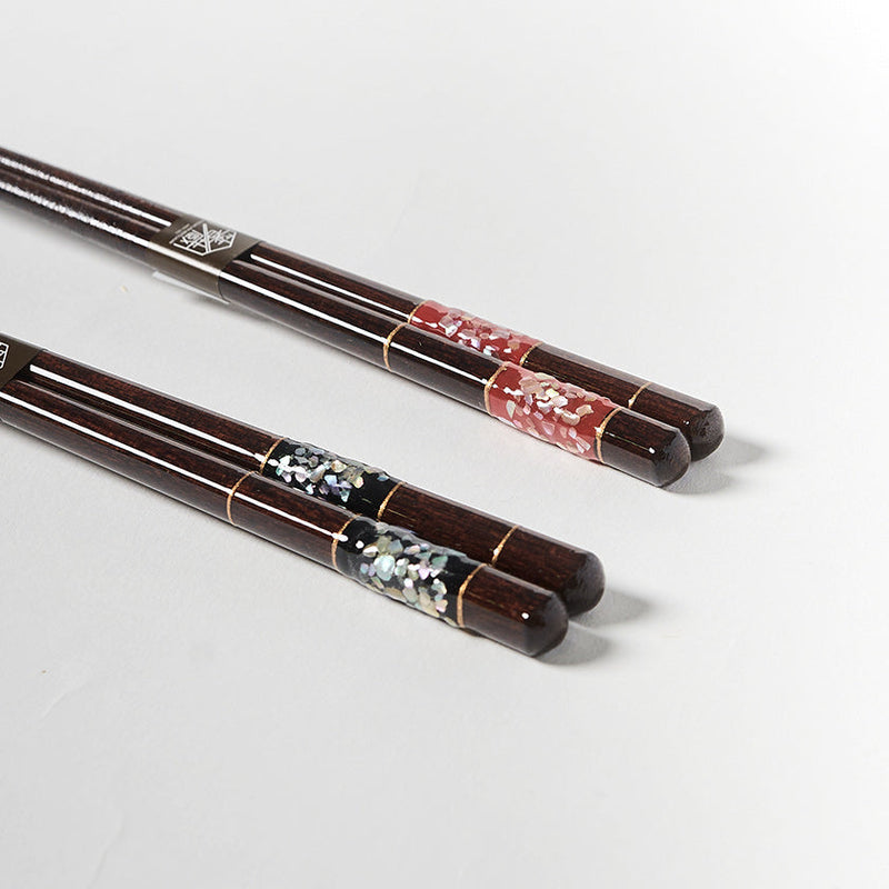 [Chopsticks and Chopstick Rest] RADEN CHECKERED a Pair of Mother of pearl decorated Chopsticks with light blue shell shaped Chopstick rests | Wakasa Lacquerware| MATSUKAN