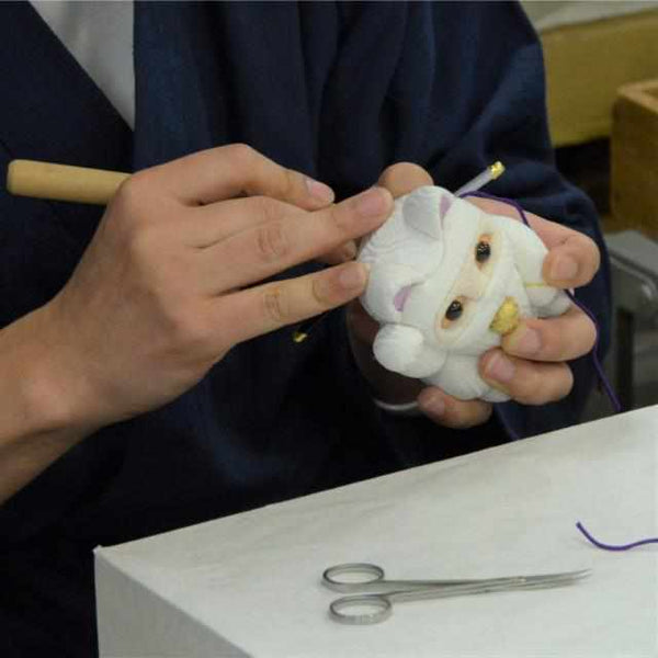 銘入り 瞳が美しく繊細な極上手彫りの木彫の招き猫 根付 銘木 黄楊