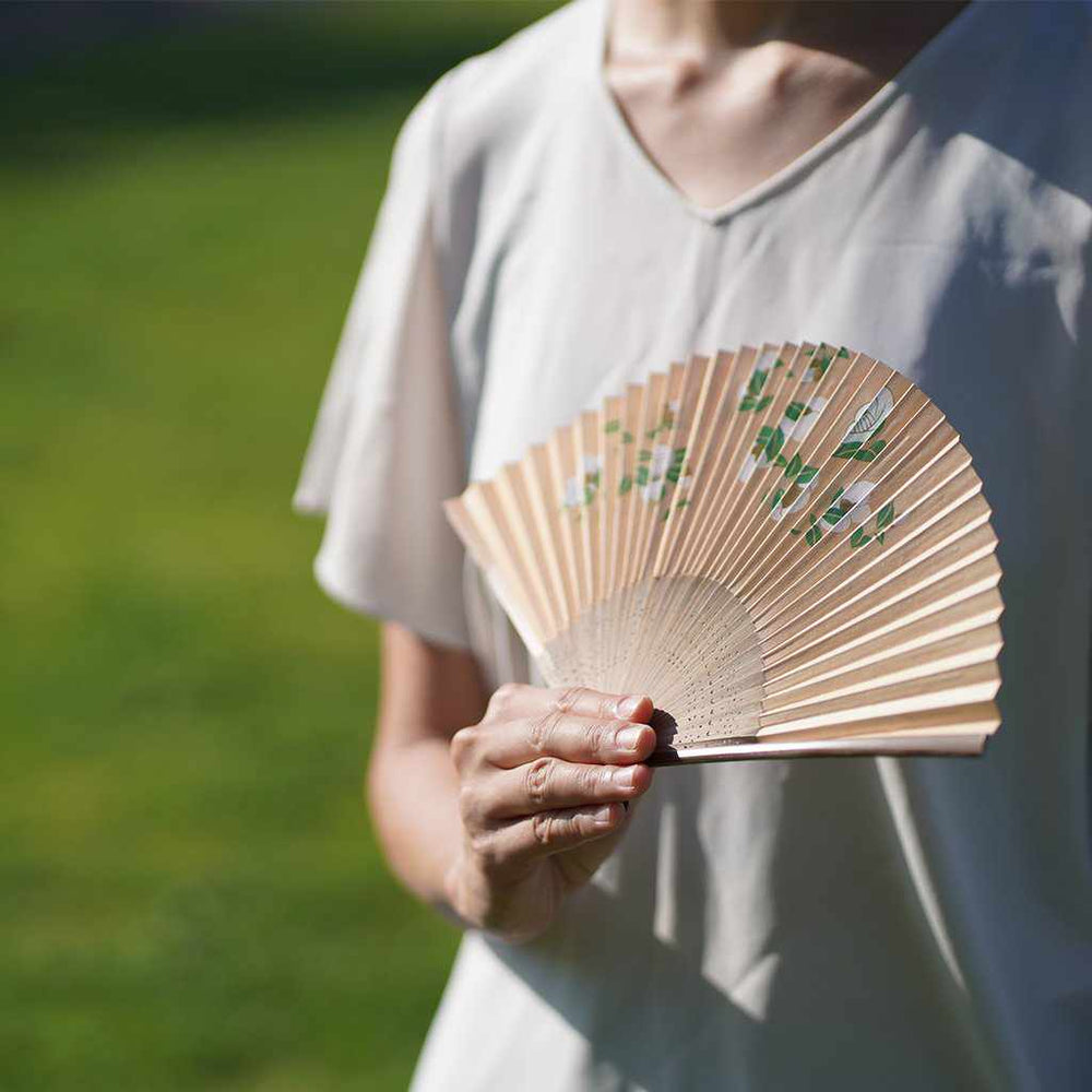 大西常商店 女物 紙扇 白椿【京扇子】 ｜ARTISAN