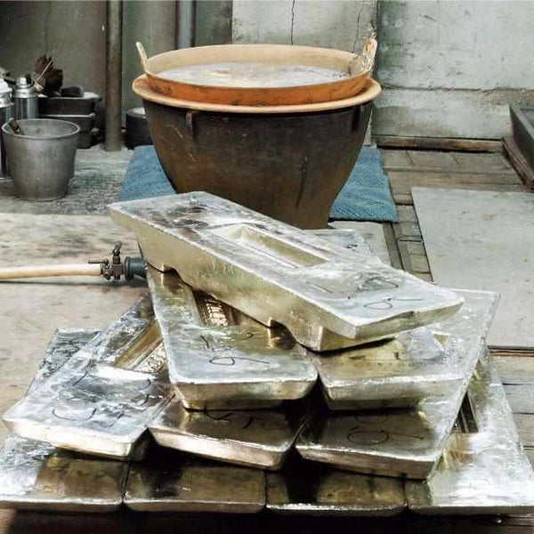 イブシ 9.0 菖蒲型 | 大阪浪華錫器【花瓶】 ｜ARTISAN