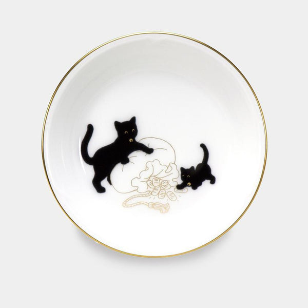 大倉陶園 『黒猫親子』-縁起物語- 豆皿その1「宝袋」【磁器】 ｜ARTISAN